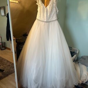 Elegant UNWORN White Lace Wedding Dress